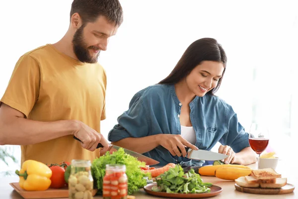 Молодая пара готовит вместе на кухне — стоковое фото