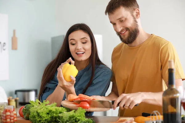 Jovem casal cozinhar juntos na cozinha — Fotografia de Stock