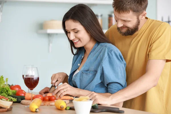 Jovem casal cozinhar juntos na cozinha — Fotografia de Stock