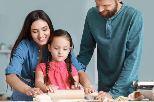 Young family cooking together in kitchen — Stock Photo, Image