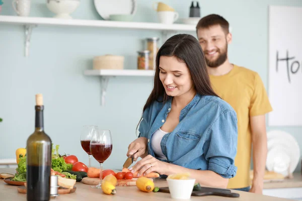 Young couple cooking together in kitchen — Stock Photo, Image