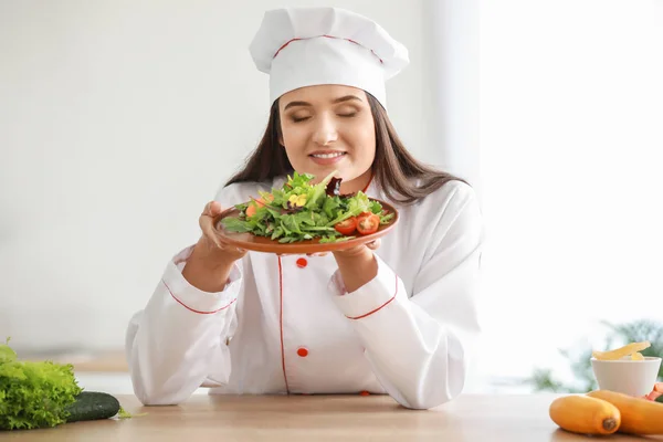 Belle chef féminine avec salade dans la cuisine — Photo