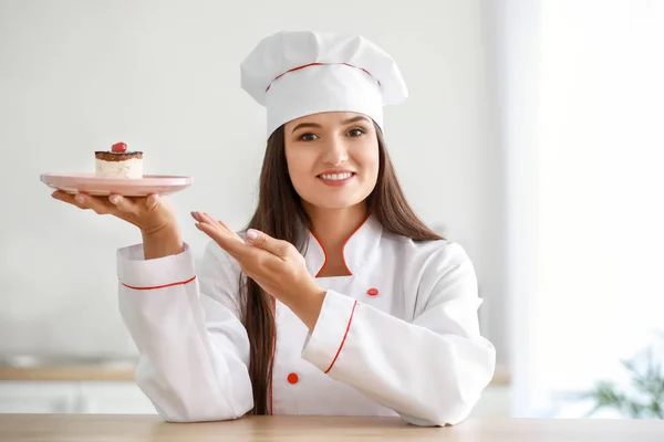 Mutfakta lezzetli pasta ile güzel kadın şef — Stok fotoğraf