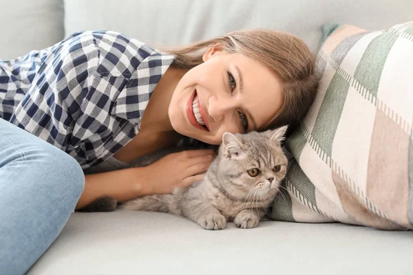 Evinde sevimli kedisi olan güzel genç bir kadın. — Stok fotoğraf