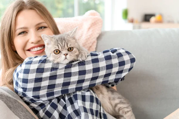 Красива молода жінка з милою кішкою вдома — стокове фото