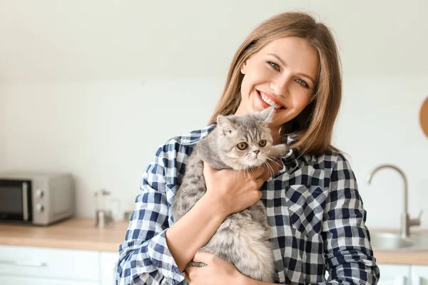 Belle jeune femme avec chat mignon dans la cuisine — Photo