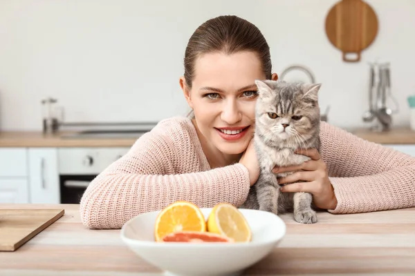 Mutfakta kedisi olan güzel genç bir kadın. — Stok fotoğraf