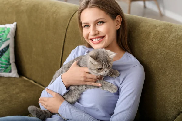 Frumoasă femeie tânără cu pisică drăguță acasă — Fotografie, imagine de stoc