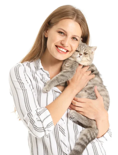 Schöne junge Frau mit niedlicher Katze auf weißem Hintergrund — Stockfoto