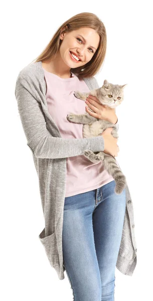 Bella giovane donna con simpatico gatto su sfondo bianco — Foto Stock