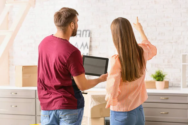 Junges Paar mit Tablet-Computer plant Entwurf seines neuen Hauses — Stockfoto