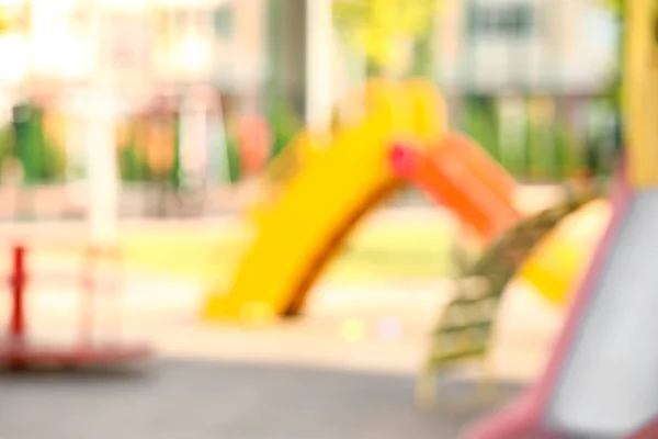 Vista borrosa del parque infantil en el parque — Foto de Stock