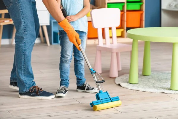 Kleines Mädchen und ihr Vater putzen Zimmer — Stockfoto