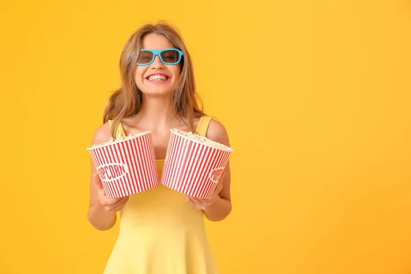 Donna felice con popcorn su sfondo di colore — Foto Stock