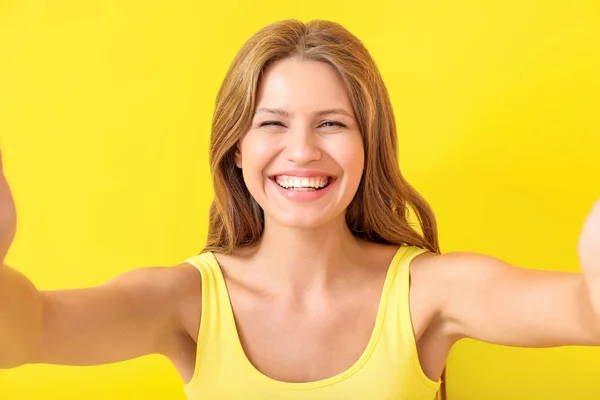 Portrait of happy young woman on color background — Stock Photo, Image