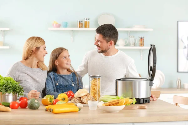 Famille heureuse avec cuisinière multi moderne dans la cuisine — Photo