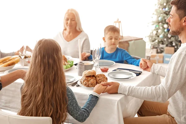 Família rezando antes de ter jantar de Natal em casa — Fotografia de Stock