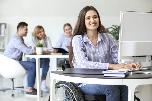 Behinderte junge Frau arbeitet im Büro — Stockfoto