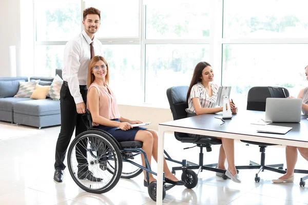 Giovane donna handicappata con colleghi che lavorano in ufficio — Foto Stock