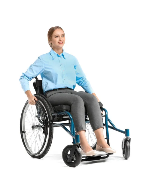Красивая деловая женщина в инвалидной коляске на белом фоне — стоковое фото