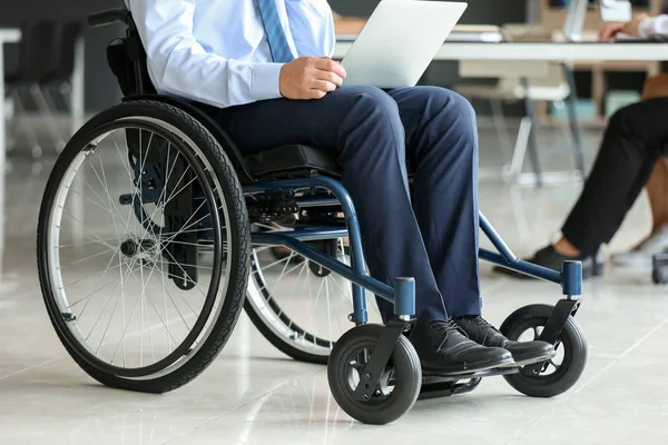 Jeune homme handicapé travaillant au bureau — Photo