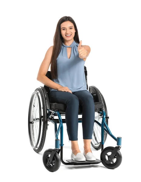 坐在轮椅上的快乐女商人在白色背景上竖起大拇指 — 图库照片