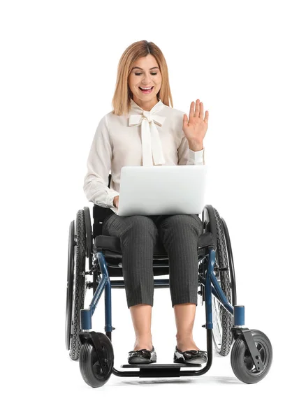 Belle femme d'affaires avec ordinateur portable en fauteuil roulant sur fond blanc — Photo
