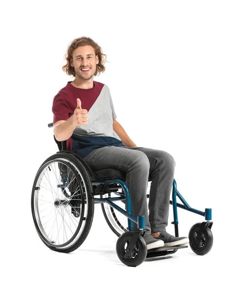 Χαρούμενος άνθρωπος σε αναπηρικό αμαξίδιο δείχνοντας αντίχειρας-up χειρονομία σε λευκό φόντο — Φωτογραφία Αρχείου