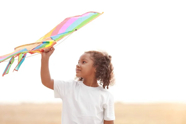 Kis afro-amerikai lány repülő kite szabadban — Stock Fotó