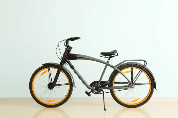Bicicleta moderna cerca de la pared de color claro — Foto de Stock