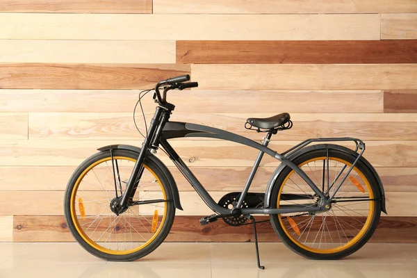 Moderna bicicleta cerca de pared de madera — Foto de Stock