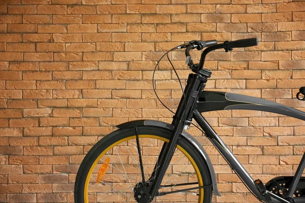 Bicicleta moderna perto da parede de tijolo — Fotografia de Stock