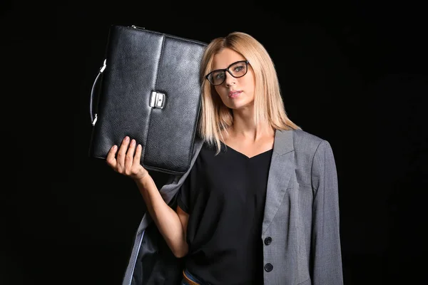 Hermosa mujer de negocios con estilo con maletín sobre fondo oscuro — Foto de Stock
