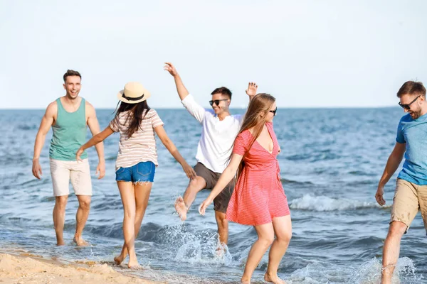 Happy friends on sea beach at resort — Stock Photo, Image