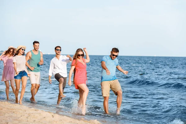 Happy friends on sea beach at resort — Stock Photo, Image