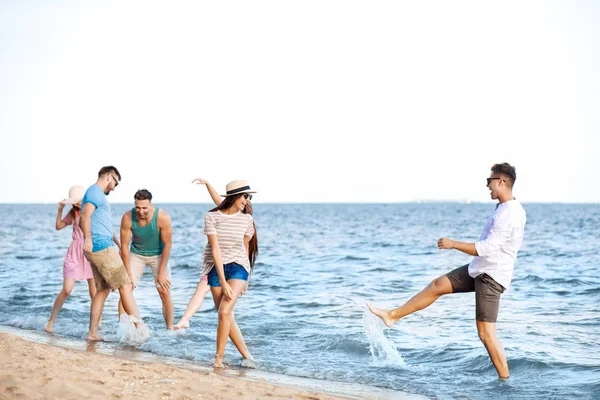 Tatil beldesinde deniz plajında Mutlu arkadaşlar