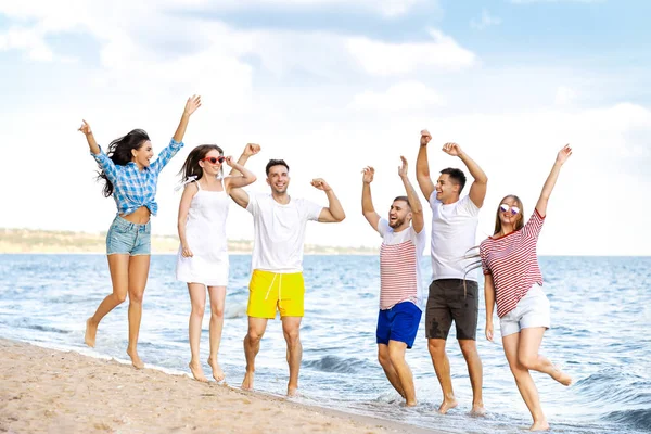 Happy Friends på Sea Beach på Resort — Stockfoto