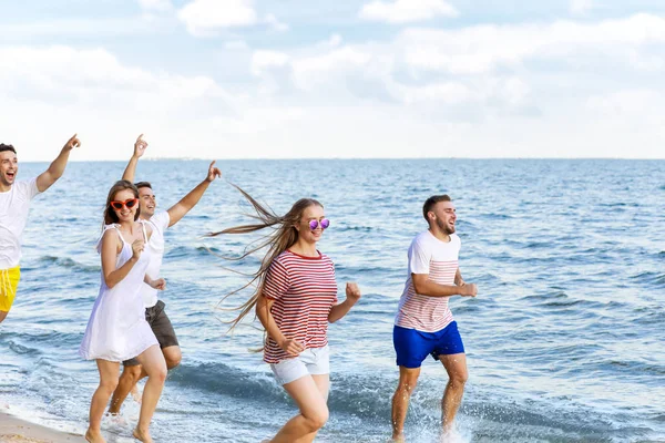 리조트 해변에서 노는 행복 한 친구들 — 스톡 사진