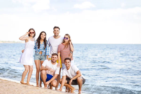 Amici felici sulla spiaggia di mare a resort — Foto Stock