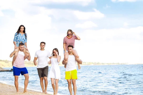 Happy friends on sea beach at resort — Stock Photo, Image