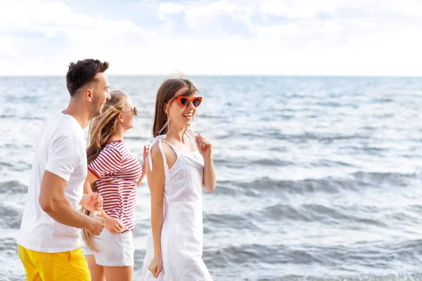 Glückliche Freunde laufen am Strand des Resorts — Stockfoto