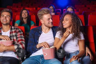 Sinemada film izlerken patlamış mısır ile Arkadaşlar