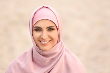 Güzel Müslüman kadın portresi açık havada