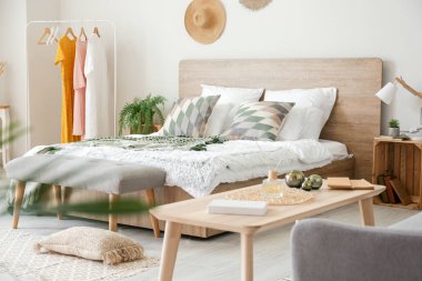 Rahat yatak odasının iç dekorasyonu çok şık.