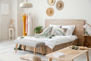 Rahat yatak odasının iç dekorasyonu çok şık.