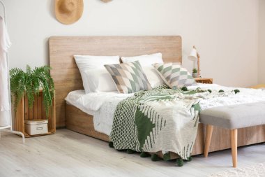 Rahat yatak odasının iç dekorasyonu çok şık.