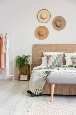 Rahat yatak odasının iç dekorasyonu çok şık.