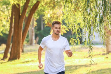 Yakışıklı sportif adam parkta çalışan