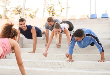 Stadyumda antrenman yapılan sportif gençler grubu