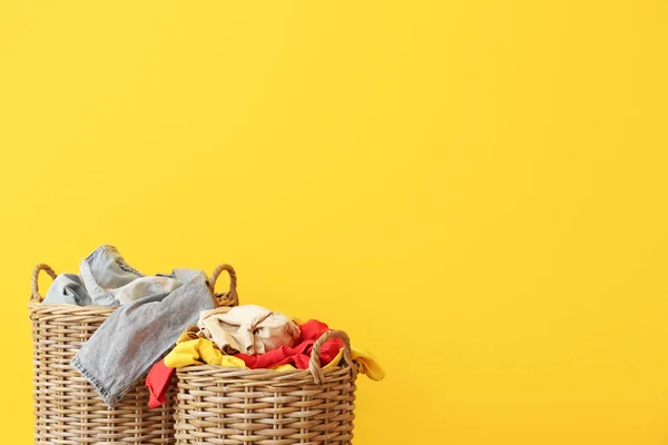 Baskets with dirty laundry on color background — Stock Photo, Image